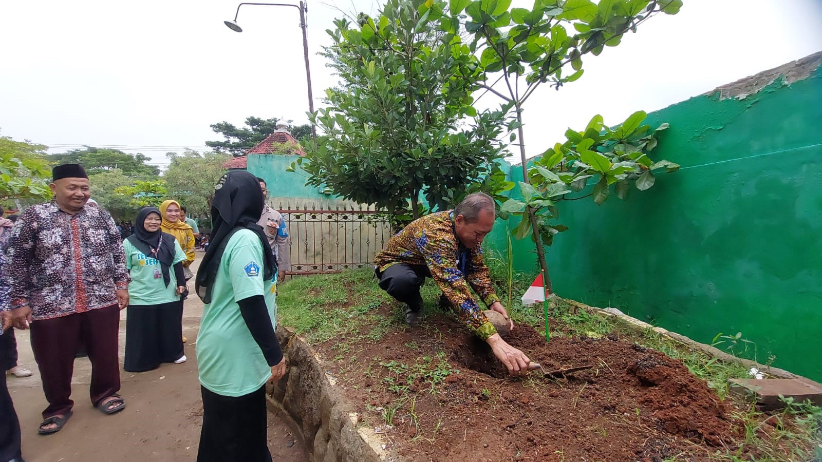 Gerakan Tanam Kelapa Kopyor Meriahkan HUT ke-47 SMP Negeri 1 Kaliori